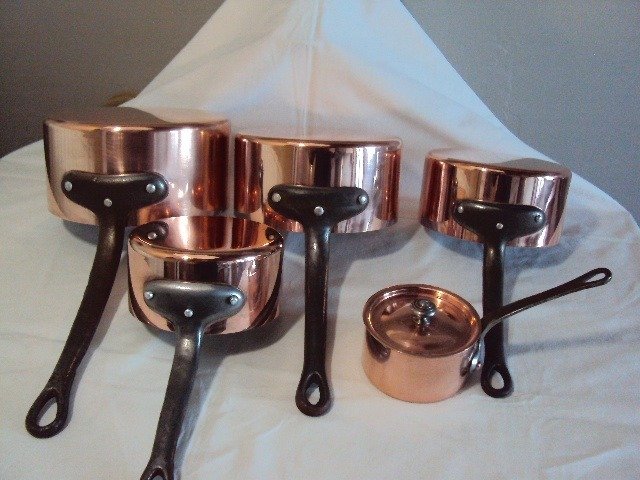 煮食鍋套裝 -  一個肉汁船和四個平底鍋 - 銅, 鐵（鑄／鍛）