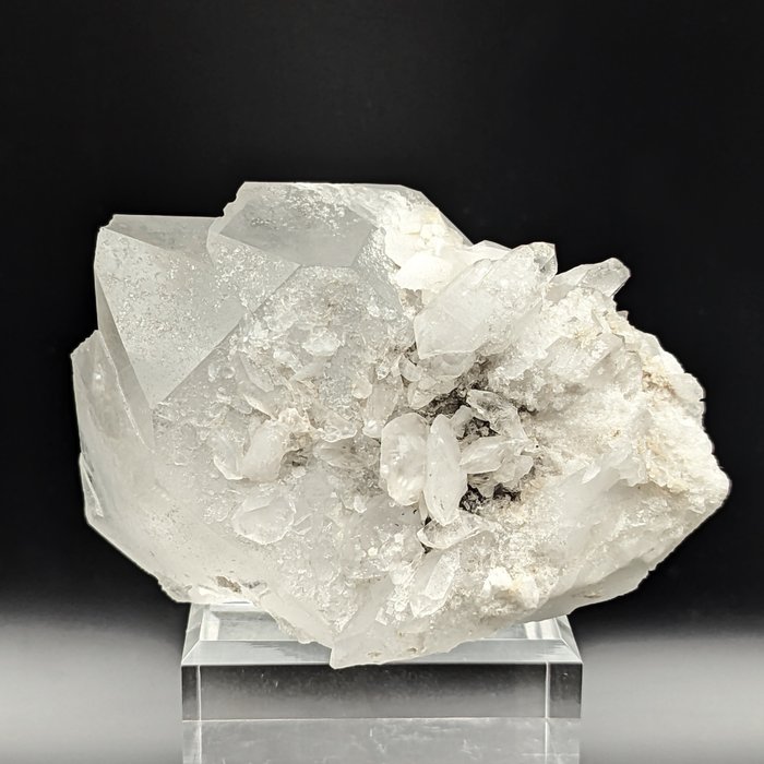 CALCIT-Flocken auf riesigem hyalinem Quarz Kristalle auf Muttergestein - Höhe: 84 mm - Breite: 61 mm- 267.24 g - (1)