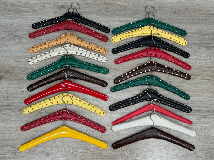 Grote collectie van 20 vintage kleurrijke kleerhangers - Wieszak Dressboy (20) - Drewno, skai