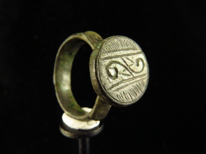 Medieval Bronce Anillo de sello decorado a base de Tamga - 19 mm  (Sin Precio de Reserva)