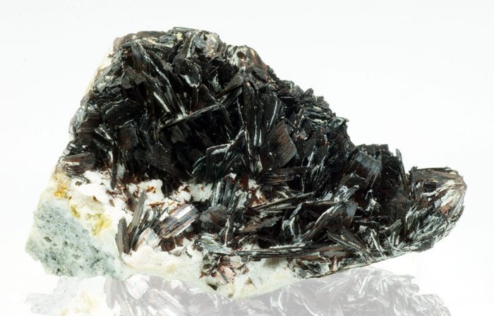 Hübnerit Krystaller i indlejring - Høyde: 85 mm - Bredde: 55 mm- 175 g - (1)