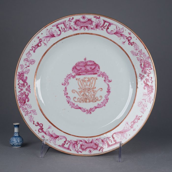 Prato - Monogram Plate - Baronal Crown, with initials D(L?)(V?)(L?)D HMAMH (VD or DL family?) - Pink enamels - Porcelana