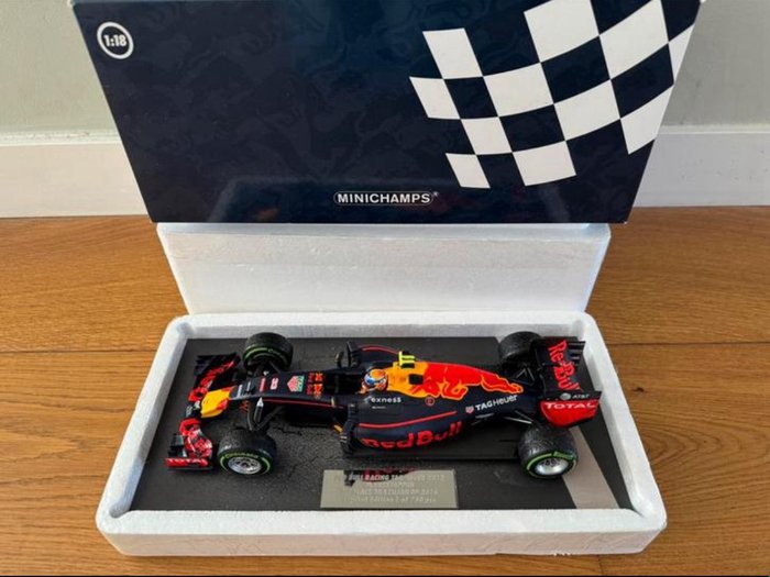 Minichamps 1:18 - Modell racerbil - Formule 1 2016 Max Verstappen Red Bull Racing,  Grand Prix Brazil - 3rd Place