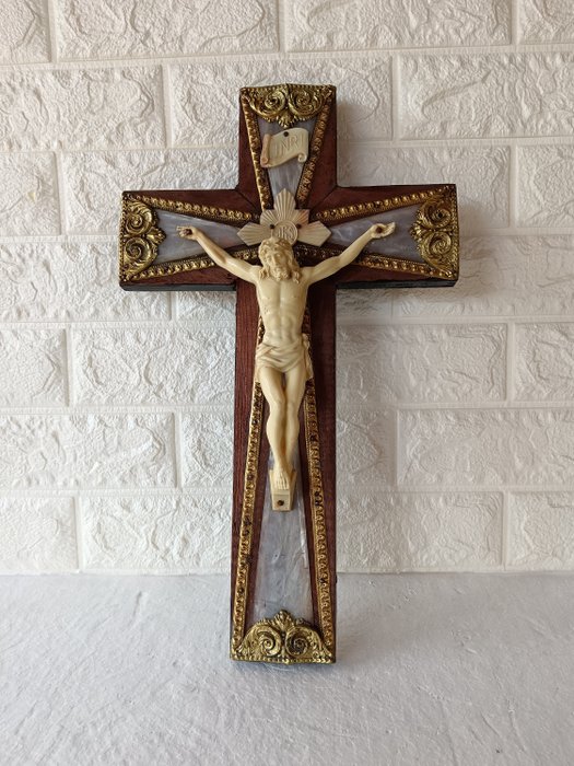 Crucifix - Hars, Hout, Messing, Parelmoer - 1970-1980