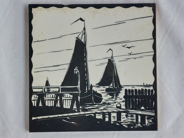 Kakel - Kakel med en siluettmålning av båtar i hamnen - Delft, Plateelbakkerij - Art Déco - 1920-1930 