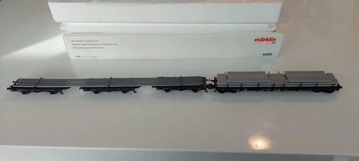 Märklin H0 - 45095/47016 - Modellbahn-Güterwagen (2) - Schienenbauset, 3 Tragwagen mit Schienenimitationsschienen und Tragwagen mit Betonschwellenimitat - DB
