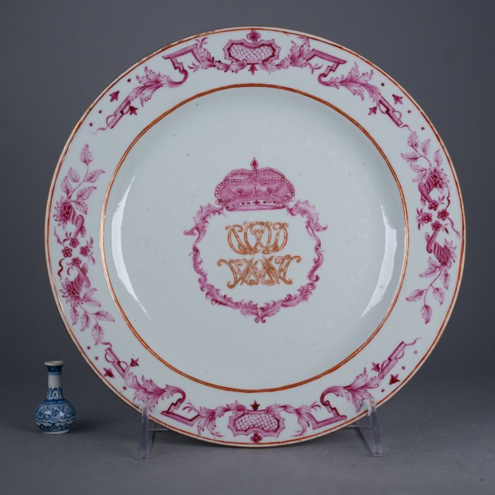 盤子 - Monogram Plate - Baronal Crown, with initials D(L?)(V?)(L?)D HMAMH (VD or DL family?) - Pink enamels - 瓷器