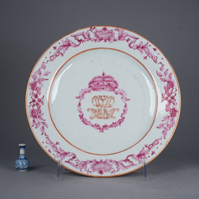 Perfect condition! - Plato - Monogram Plate - Baronal Crown, with initials D(L?)(V?)(L?)D HMAMH (VD or DL family?) - Pink enamels - Porcelana
