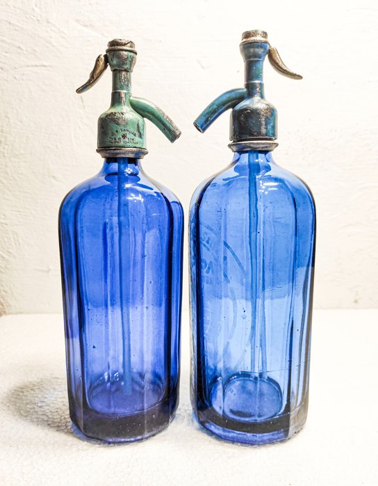 瓶子 - 两个老式虹吸管