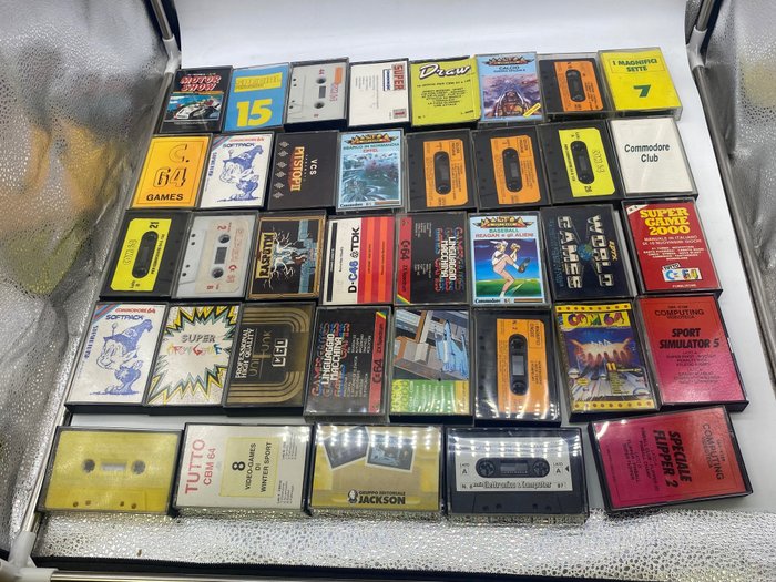 Commodore - Lotto di 37 cassette per videogiochi vintage - Commodore 64  e vari + 10 regalo - Set di videogiochi (37)