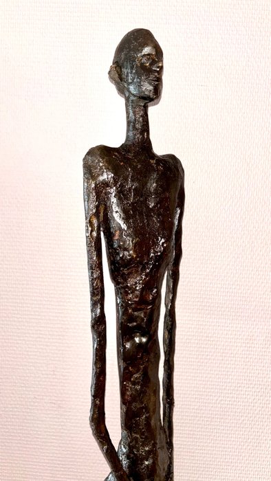 Abdoulaye Derme - Sculpture, Grande Sculpture Homme Filiforme - 142 cm - Bronze patiné