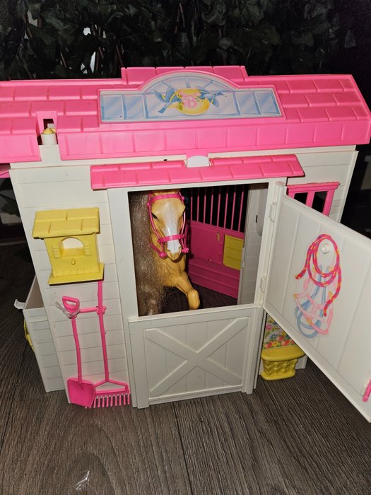 Mattel  - Barbie-nukke Zeldzame paardenstal met paard - 1990-2000 - Italia