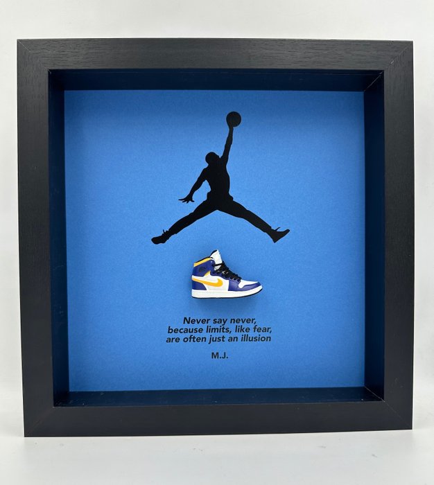 Rahmen- Gerahmter Sneaker Air Jordan 1 Retro High Defiant LA nach Chicago  - Holz