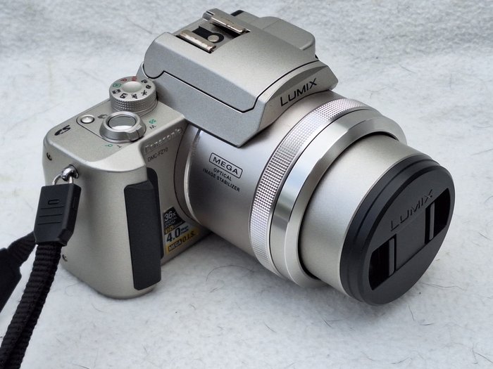 Panasonic Lumix DMC-FZ10 + Leica DC Vario-Elmarit 1:2.8/6-72 ASPH Câmera digital