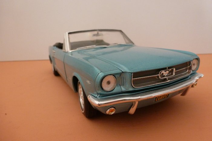 Revell 1:18 - Voiture miniature - Ford Mustang Convertible 1965