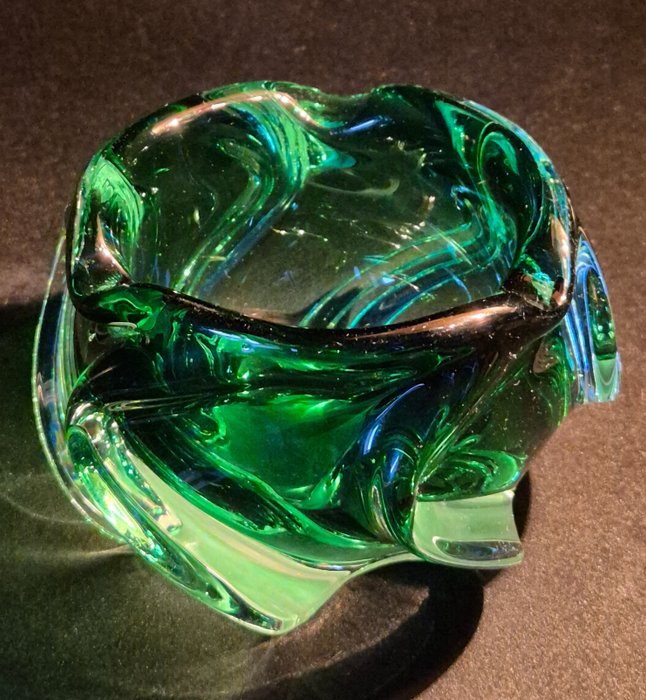 Sklárna Chřibská - 烟灰缸 - Smaragd groene asbak van Josef Hospodka (1923-1989) - 玻璃