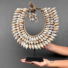Decoratief ornament (1) – -NO RESERVE PRICE – SN8 – Decorative Shell Necklace on custom stand Schelpen en natuurlijke vezels – Indonesië