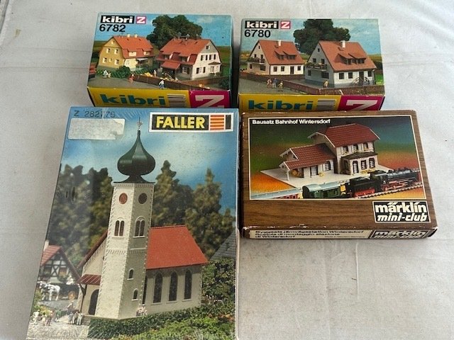 Faller, Kibri, Märklin Z - 6780, 6782, 8970, 282775 - Model train building kits (4) - 2 sets each with 2 houses, Wintersdorf station and a village church - (9061) - DB