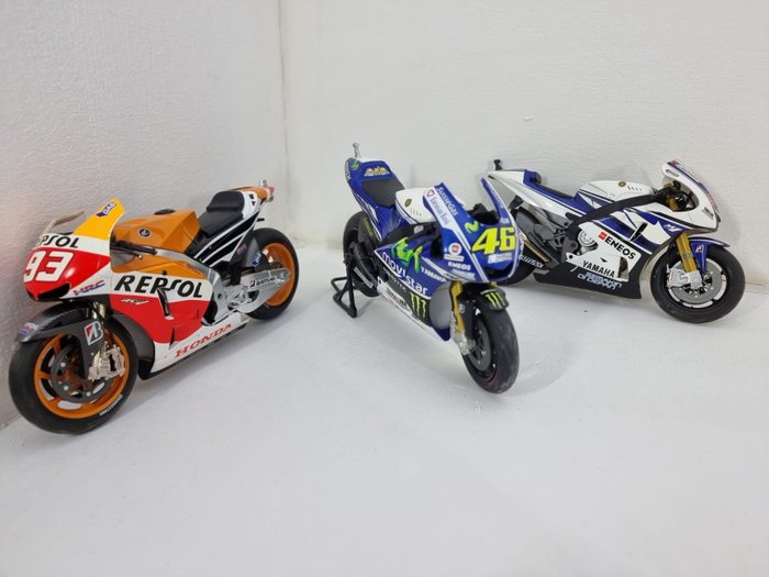 MotoGP - 3 modelos de motocicletas em escala 1/12 