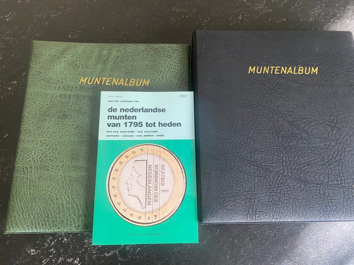 World. 2 Muntenalbum (283 munten) + boek  (No Reserve Price)