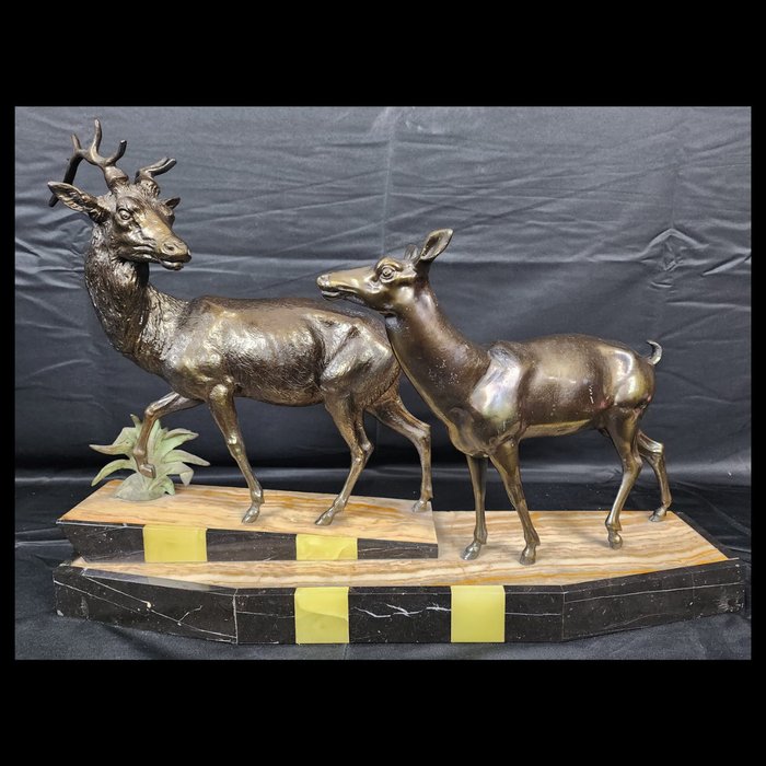 装饰饰品 - 生锈青铜和意大利大理石的装饰艺术雕塑。一对鹿。 - 法国 