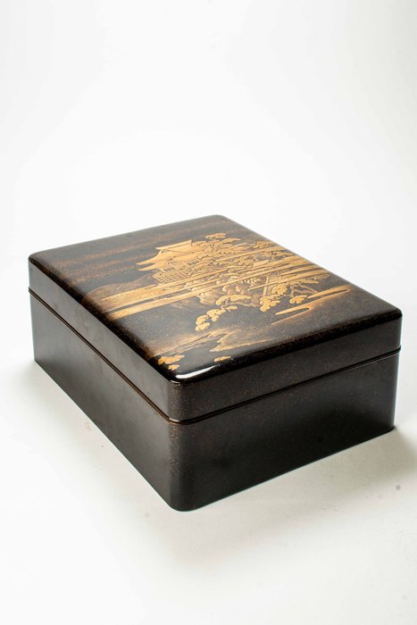 盒子 - 精美的黑金漆 ryôshibako 文件盒，描绘了松树间的景色 - 木, 漆, 银