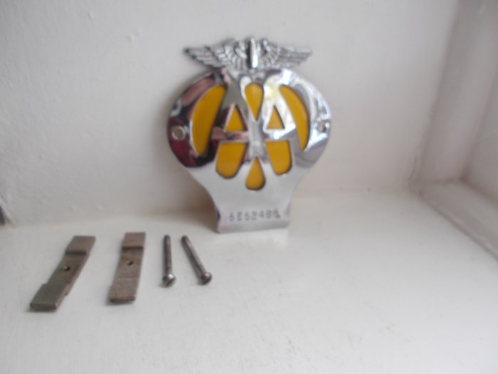 徽章 AA Chrome on brass and enamel car badge with original  rivets and brass fixings 1966 to 1967 - 英国 - 20世纪中期（二战期）