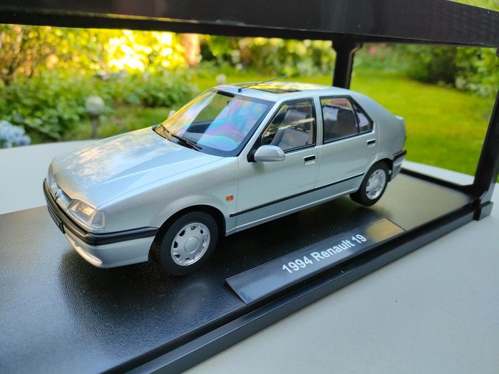 Triple9 1:18 - 模型車 - Renault 19 uit 1994 - 限量版！