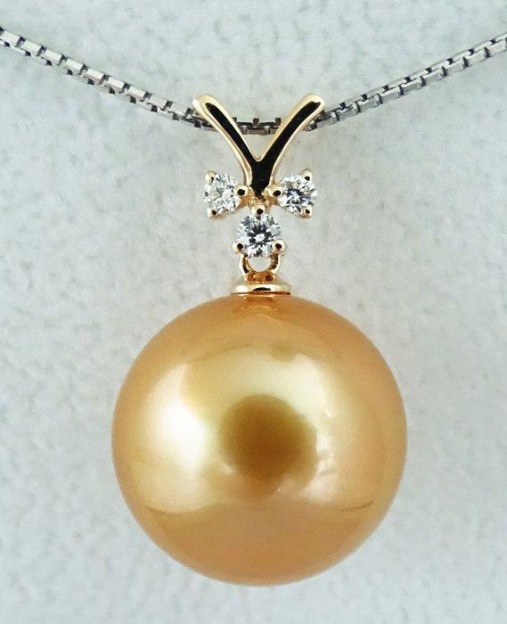 Golden South Sea Pearl, 24K Golden Saturation, Round, 15.56 mm - Pendant - 18 kt. Yellow gold - Diamond 