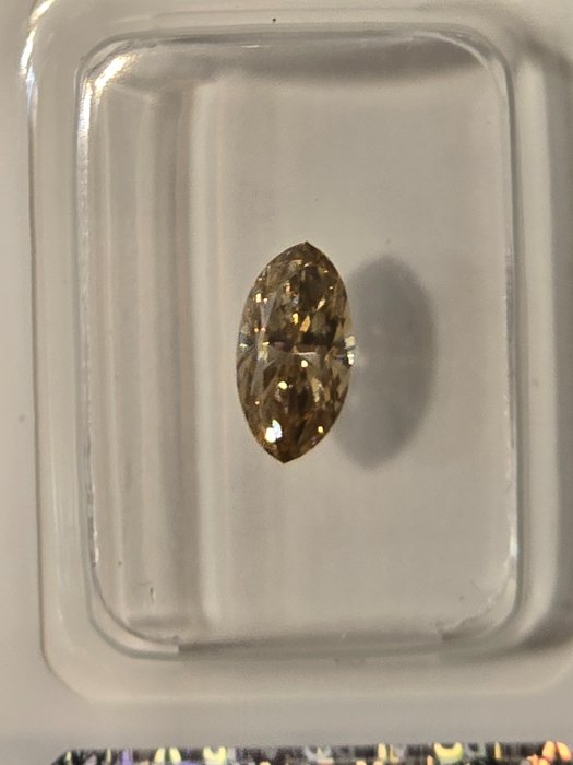 1 pcs Diamant - 0.66 ct - Markis - Fancy bräunlich- gelb - VS1