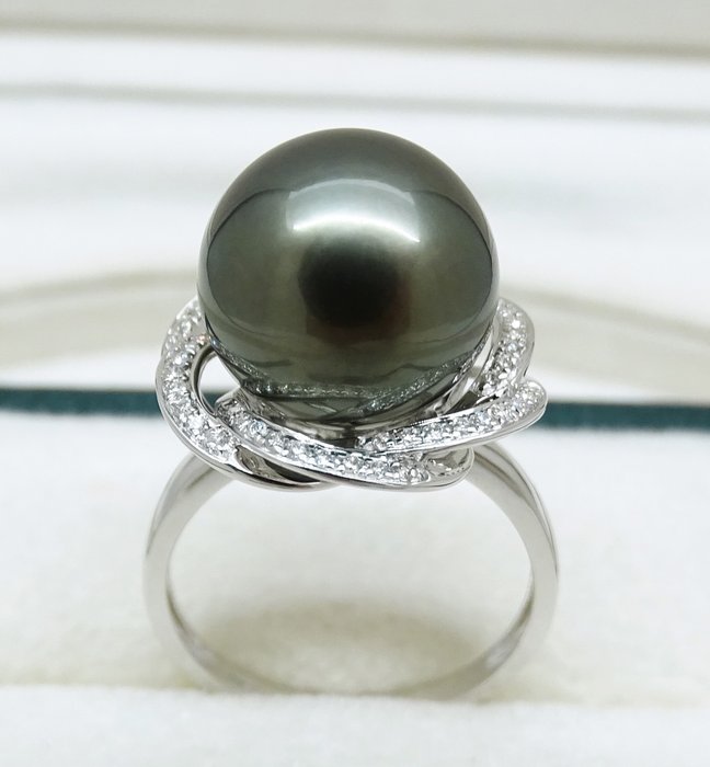 Tahitian Pearl, Rikitea Pearl, Dark Green, Round, 12.71 mm - Ring - Ring Size: US 7 (Free Resize) - 18 karat Hvitt gull - Diamant 