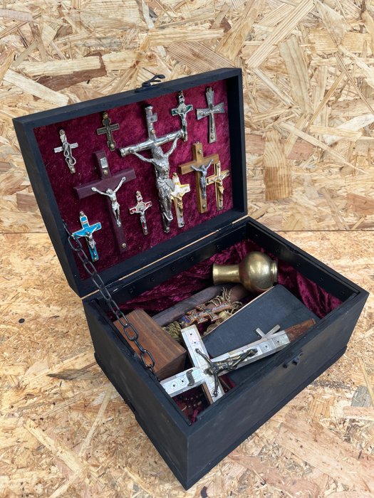 Religiöse und spirituelle Objekte - Vampir-Fangbox - Holz - 2020 und ff.