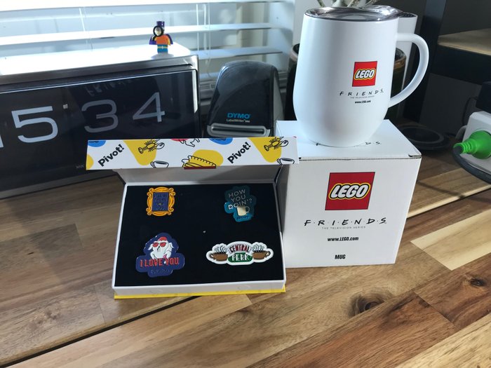 Lego - Lego Friends Pins and Cup merchandise - Lego Friends Pins and Cup merchandise - 2020+