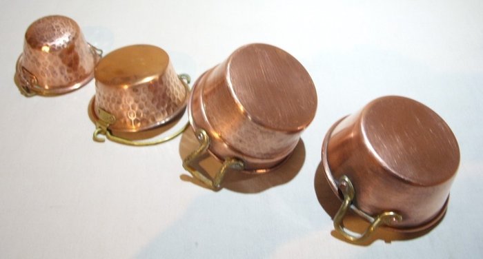 Een decoratief lot van 4 Franse pannetjes - Frigideira - cobre, ferro fundido