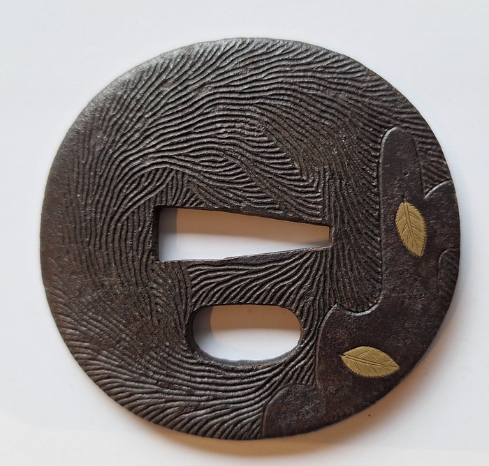 Antike geschnitzte TSUBA aus der späten Edo-Zeit mit eingelegten Blättern - Blattgold, Eisen (Gusseisen/ Schmiedeeisen), Vergoldetes Silber - Japan - Späte Edo-Zeit