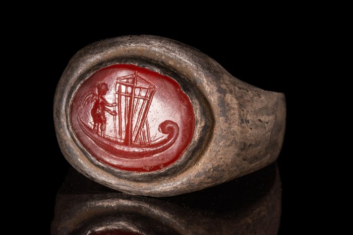 Muinainen Rooma Hopeasormus punaisella kivillä kaiverrus Cupidosta veneessä  (Ei pohjahintaa)