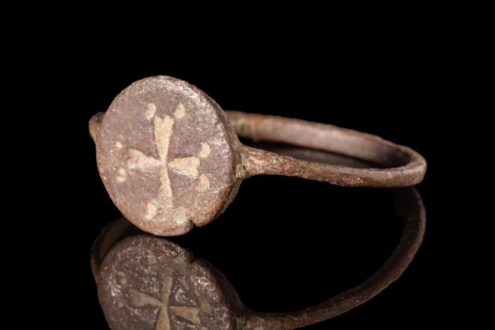 Okres bizantyjski Brązowy pierścionek z krzyżem  (Bez ceny minimalnej
)