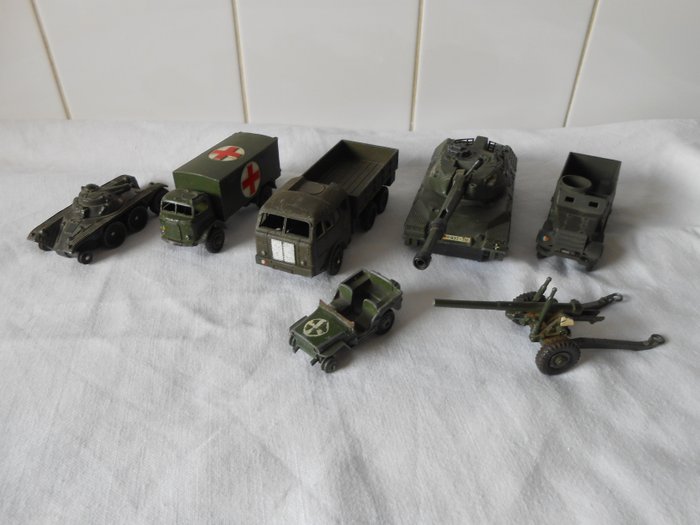 Dinky Toys 1:43 - Pienoismallirekka - 7x verschillende militaire voertuigen
