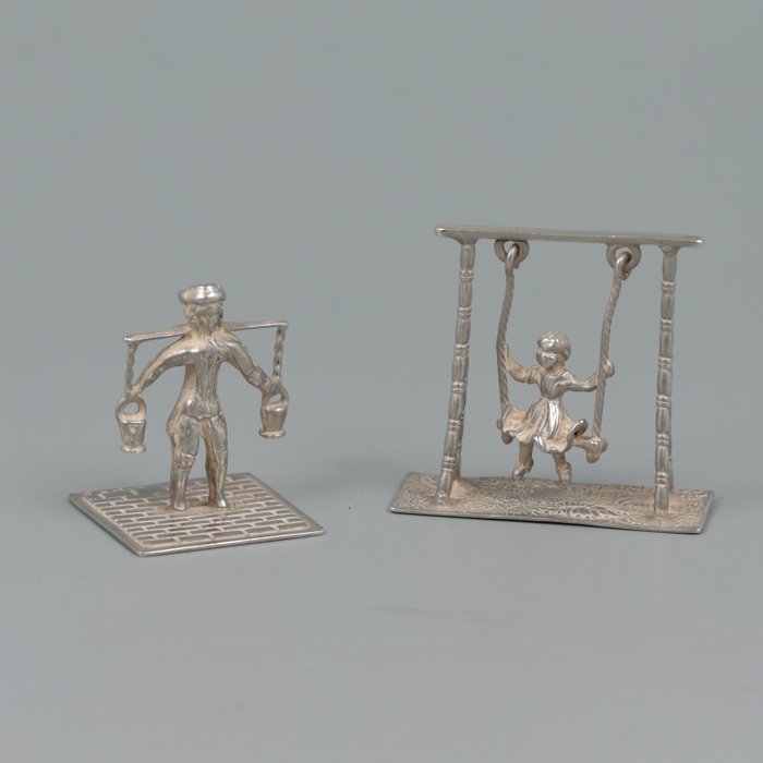 C.A. Stout - Melkboer en Kind op Schommel *NO RESERVE* - Miniature figure  (2) - Silver