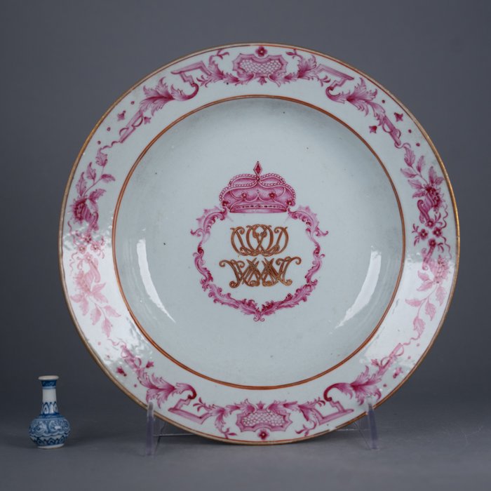 盤子 - Monogram Plate - Baronal Crown, with initials D(L?)(V?)(L?)D HMAMH (VD or DL family?) - Pink enamels - 瓷器