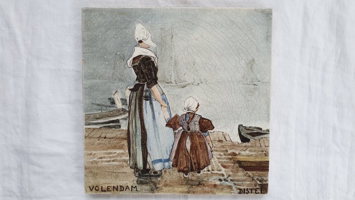  Azulejo - Azulejo de traje regional "Vista al puerto de Volendam" - Plateelbakkerij De Distel - Ontwerp naar Henri Cassiers - Plateelschilder Tjeerd Bottema - 1910-1920 