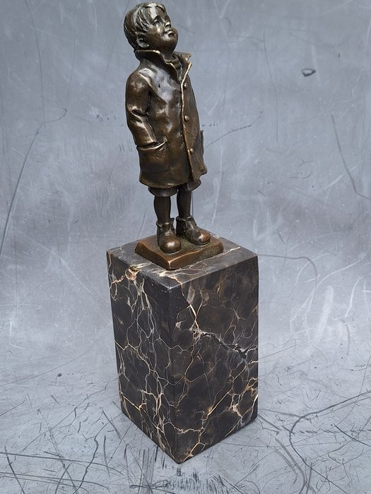 Nick - Skulptur, Jongetje in regenjas - 28 cm - Bronse