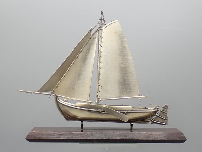Barco a escala - Finely crafted silver model of a sailing boat, dated 1959