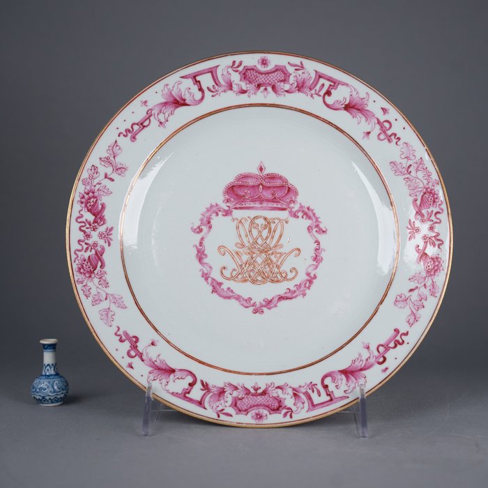Perfect condition! - Tányér - Monogram Plate - Baronal Crown, with initials D(L?)(V?)(L?)D HMAMH (VD or DL family?) - Pink enamels - Porcelán