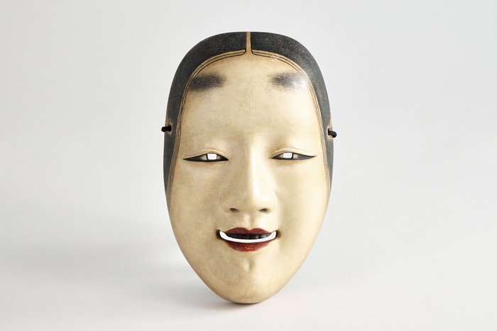 Noh-mask - Magojiro 孫次郎 Mask av Nakamura Fumio 仲村文雄 med sidenpåse och original trälåda