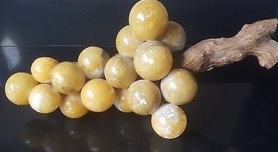 Figuuri - vintage rypäleen oksa suurilla alabasterirypäleillä