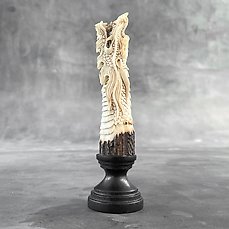 Snijwerk, NO RESERVE PRICE – A Dragon Carving from a deer antler on a stand – 15 cm – Hout, Hertengewei – 2023