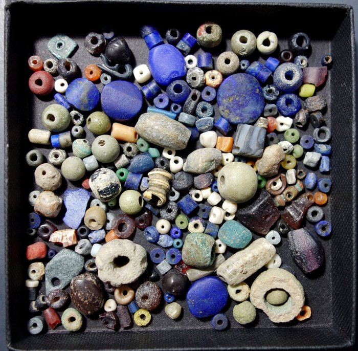 Vegyes kultúrák 200 vegyes ősi üveggyöngy. C, Kr.e. 1. – Kr.u. 11. század Üveg, kő, kagyló és terrakotta gyöngyök - 16 mm  (Nincs minimálár)