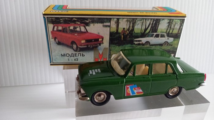 Novoexport, Saratov, USSR 1:43 - Miniatura de carro - Moskvich 408 "Love the Book" - Edição limitada.