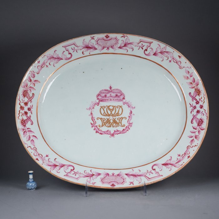 Serving dish - Monogram Tray - Baronal Crown, with initials D(L?)(V?)(L?)D HMAMH (VD or DL family?) - Pink enamels - Porcelain